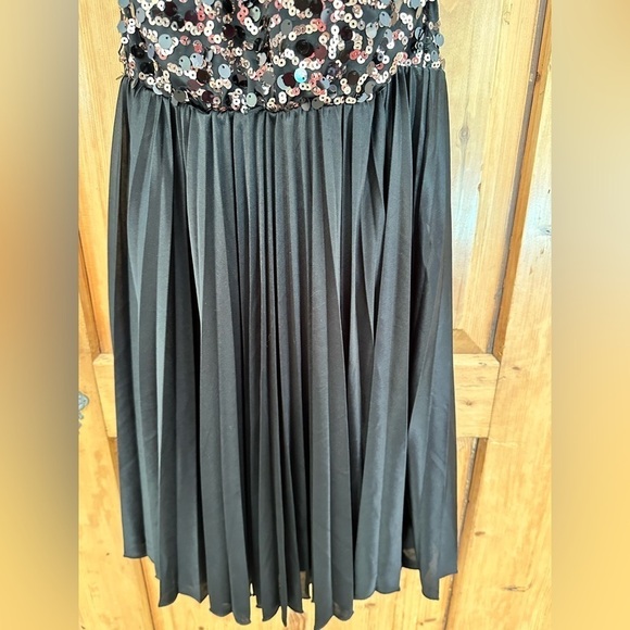 Women’s Cocktail Dress With Sequin Top and Black Pleated, Lined Skirt Size Small - Picture 3 of 13